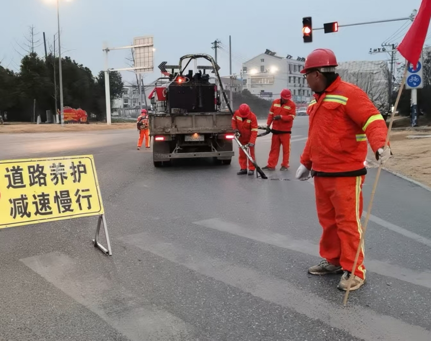 精耕春季养护 织就乡村振兴“畅安路”
