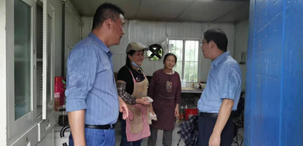 交通局袁局长对通达沥青拌和站防台风防汛防疫检查指导
