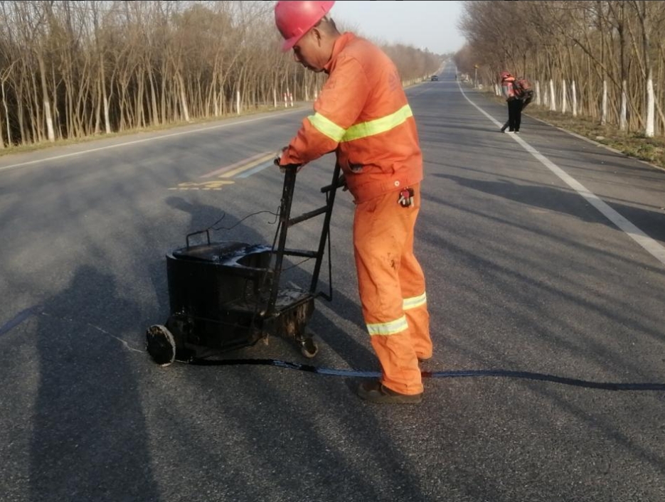 把握春季黄金期 养护公路正当时