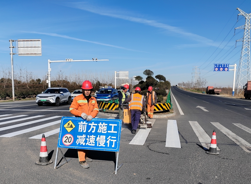 施划标线添新貌，助力群众保安全