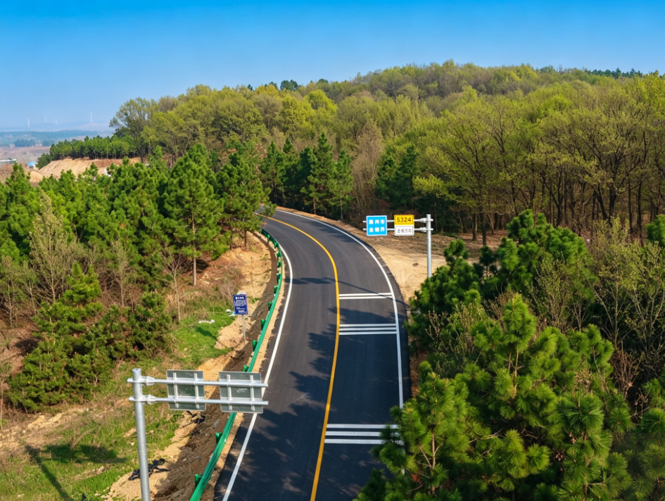 修好这条路，连通两地心